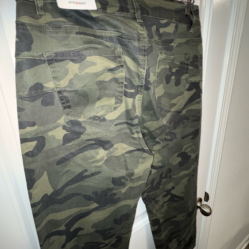 Camouflage Straight-Leg Pants - Picture 9 of 10